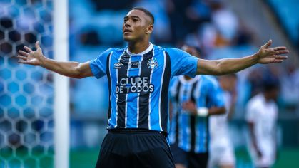 Carlos Vinícius brilha e garante goleada do Grêmio sobre São Luiz no Gauchão