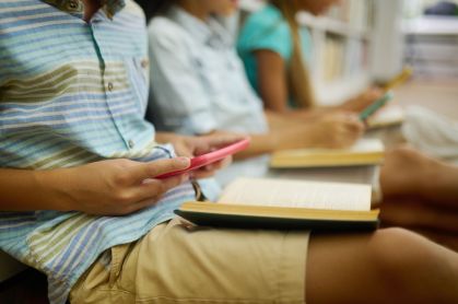 Uso do celular em sala de aula impacta positivamente o cotidiano escolar