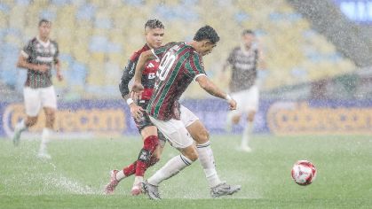 Fluminense x Flamengo tem paralisação de mais de 40 minutos por chuva no Maracanã