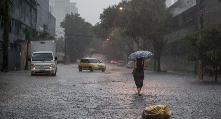 Frente fria avança e agrava chuvas no Sul e Sudeste no final de semana