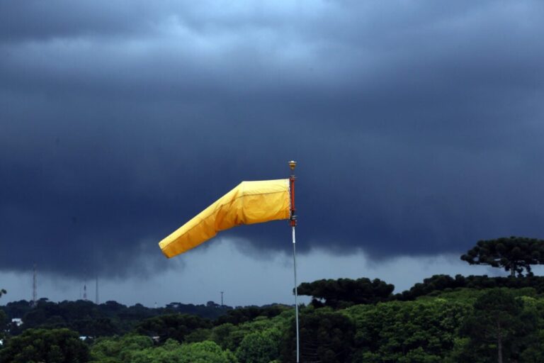 Ciclone extratropical provoca queda brusca de temperaturas no Paraná