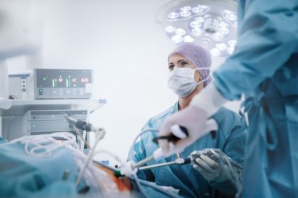 Médico condenado por erro em cirurgia no lado errado do corpo