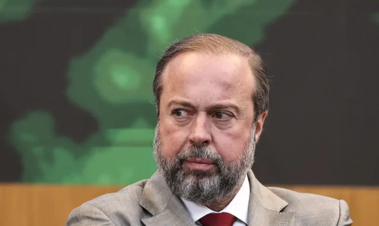 Ministro cobra solução para vazamento de água em minas da Vale em Minas Gerais