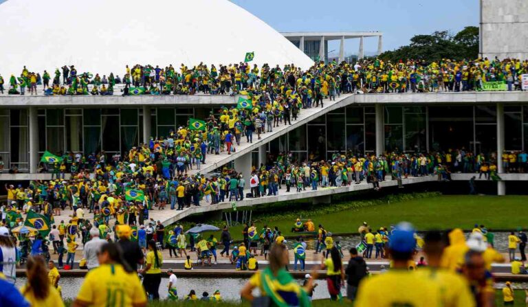 Atos Pró-Democracia Marcam 8 de Janeiro em Cidades do Paraná