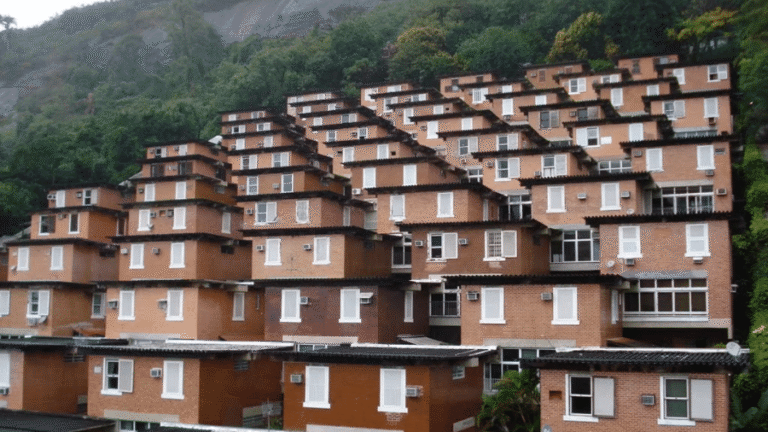 Condomínio no Rio Une Estética Popular e Casas Milionárias