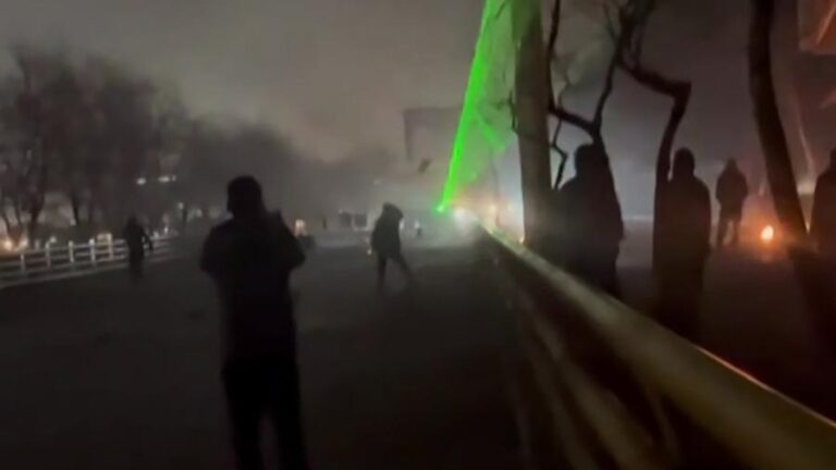 Forças iranianas intensificam repressão causando cegueira em manifestantes