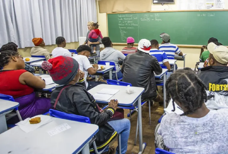 Curitiba lança curso gratuito de português para estrangeiros