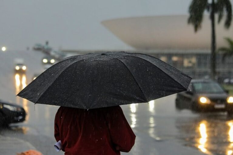 Previsão de chuvas intensas em várias regiões do Brasil