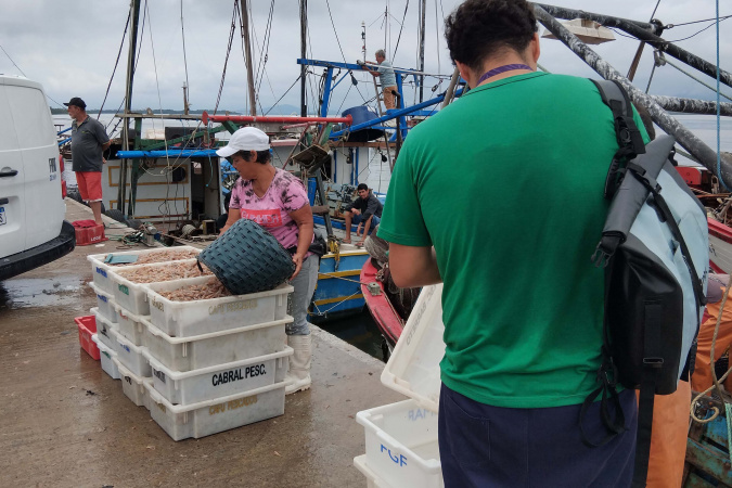 Pescadores da Baía de Guaratuba mantêm atividade durante obra da ponte