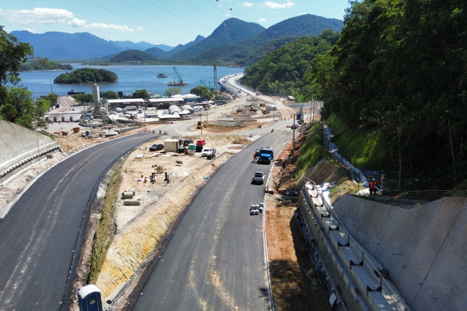 Ponte de Guaratuba avança com revestimento em concreto asfáltico nos acessos