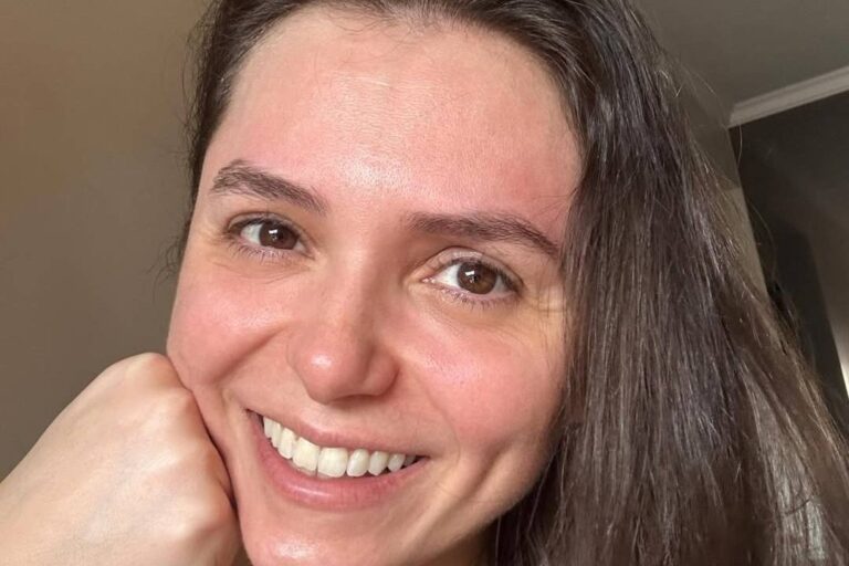 Crise de acatisia: o que especialistas revelam após internação de Monica Iozzi