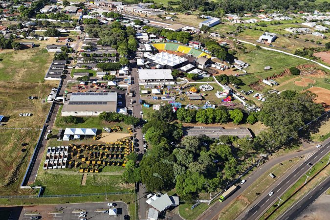 Uem destaca projetos científicos e educação rural na ExpoUmuarama 2026