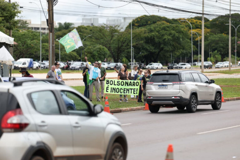 Idas de Bolsonaro ao médico não geram grandes atos após prisão