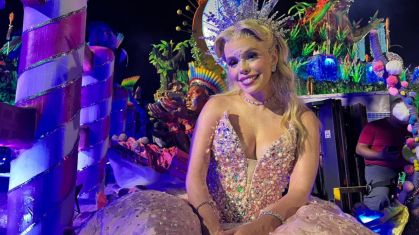 Atriz de Wicked leva figurino original para o Carnaval de São Paulo
