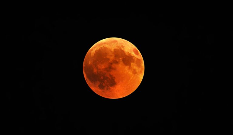 Calendário lunar de janeiro revela lua cheia neste sábado