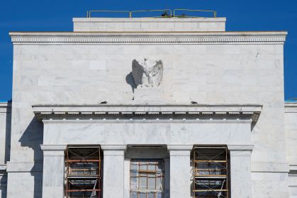 Fed deve manter taxas de juros estáveis até meados de 2026