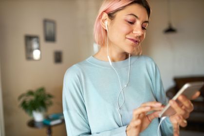 fones de ouvido com fio ganham força entre celebridades e atletas em 2026