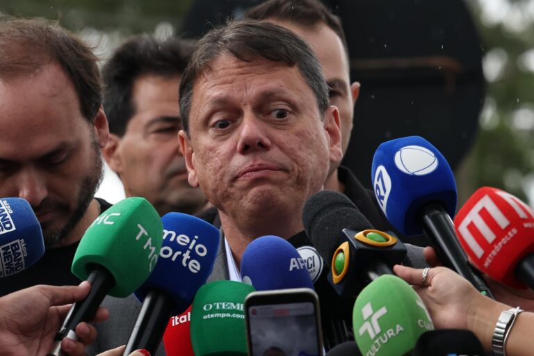 Tarcísio costura paz com clã Bolsonaro e renuncia à candidatura ao Planalto