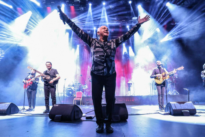Gipsy kings by Andre Reyes imprime rumba catalã no Verão Maior Paraná