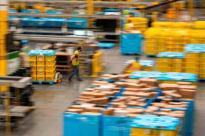 Gastos online nos EUA desaceleram no fim de 2025, apesar de recordes em pagamento flexível