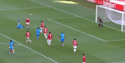 Alisson faz golaço de bicicleta contra o Inter no Beira-Rio