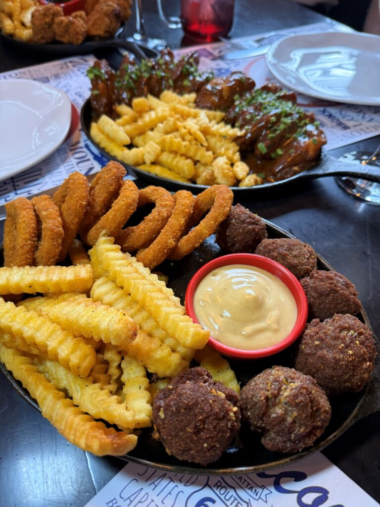 The American Way Cafe oferece happy hour especial com drinks em dobro