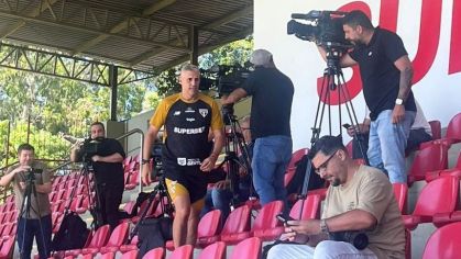 Crespo dialoga com imprensa em clima descontraído antes de estreia do São Paulo
