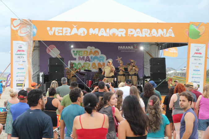 Banda da pmpr anima público mesmo com chuva em shangri-lá
