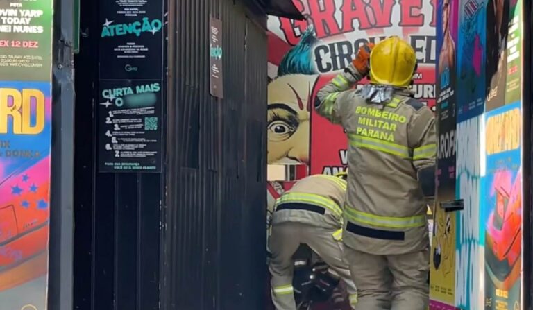 Incêndio em casa noturna no Centro de Curitiba mobiliza bombeiros