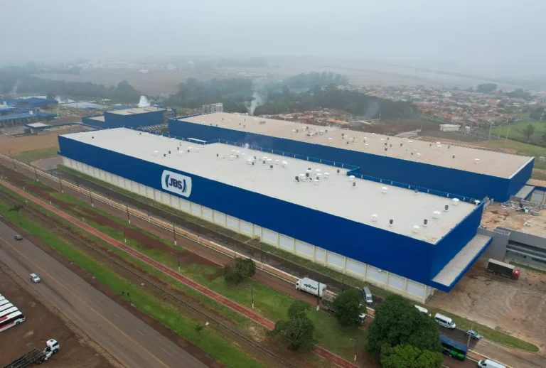 Jbs anuncia mais de 20 vagas de emprego em fábricas no Paraná
