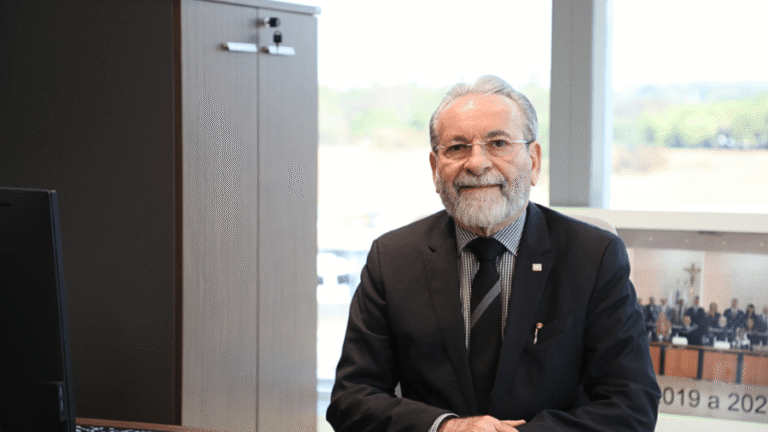 Presidente do CFM é intimado pela PF em investigação sobre Bolsonaro
