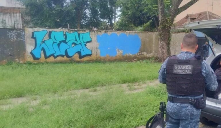 Jovens são flagrados fazendo pichação em muro de Curitiba
