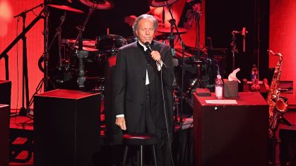 Julio Iglesias nega acusações de abuso sexual envolvendo ex-empregadas domésticas