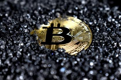 Bitcoin fecha em queda e renova rali negativo devido a tensões geopolíticas