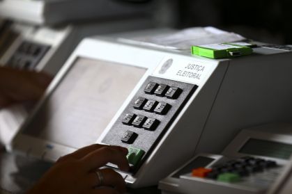Minuta do TSE para 2026 amplia responsabilidade das big techs sem abordar inteligência artificial