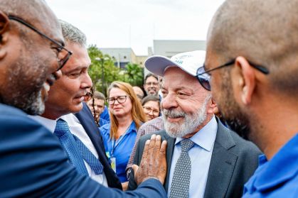 Lula critica seguidores de Bolsonaro e alerta sobre desinformação nas redes
