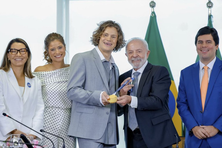 Lucas Pinheiro conquista ouro histórico nos Jogos de Inverno e é recebido por Lula