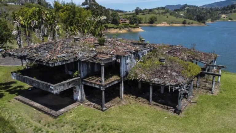 Mansão de Pablo Escobar é vendida por R$ 110 milhões em leilão histórico