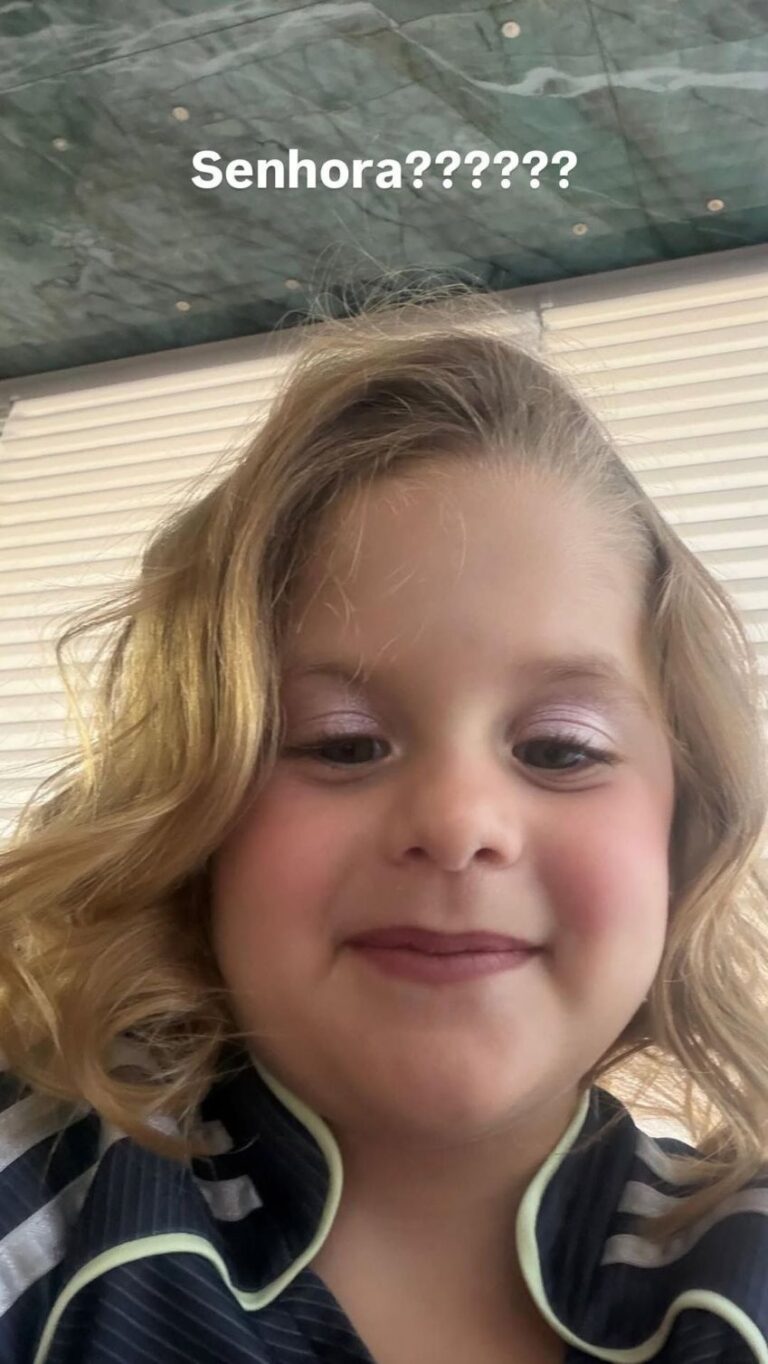Maria Flor surpreende com selfie e Virginia reage com humor