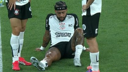 Memphis Depay deixa jogo entre Corinthians e Flamengo por lesão física
