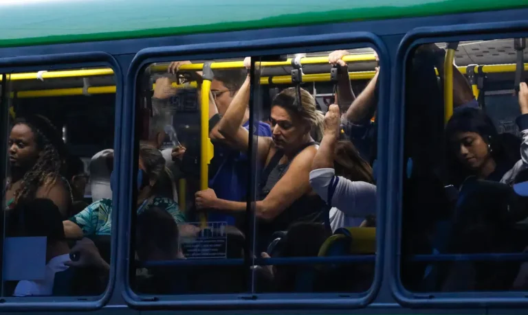 Linha 474 revela contrastes sociais no Rio de Janeiro