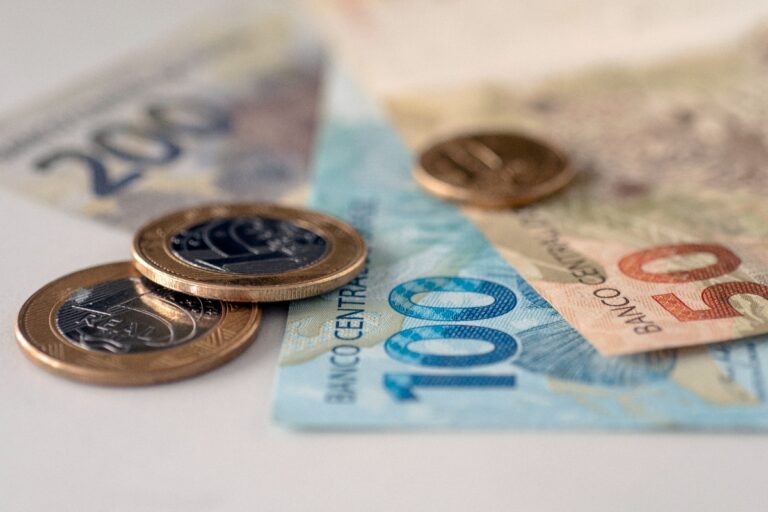 Isenção do IR e reajuste do salário mínimo impulsionam R$ 110 bilhões na economia