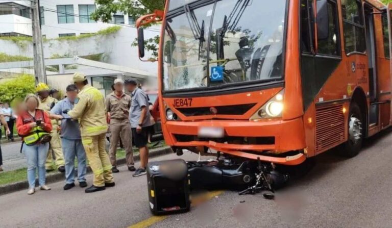 Motociclista fica gravemente ferido ao ser arrastado por ônibus biarticulado em Curitiba