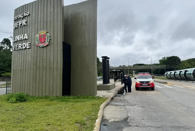 Motociclista morre após atropelar estudante que se abaixou para pegar rosário