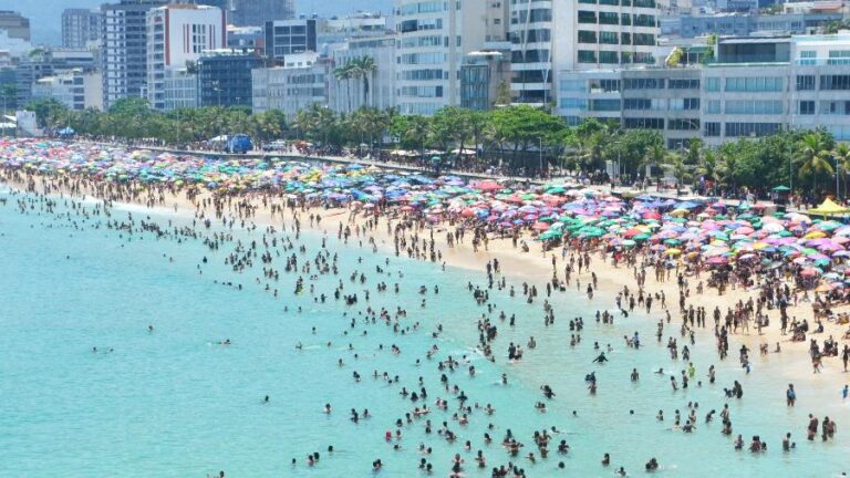 Tabelamento de preços nas praias do Rio é estudado por Paes