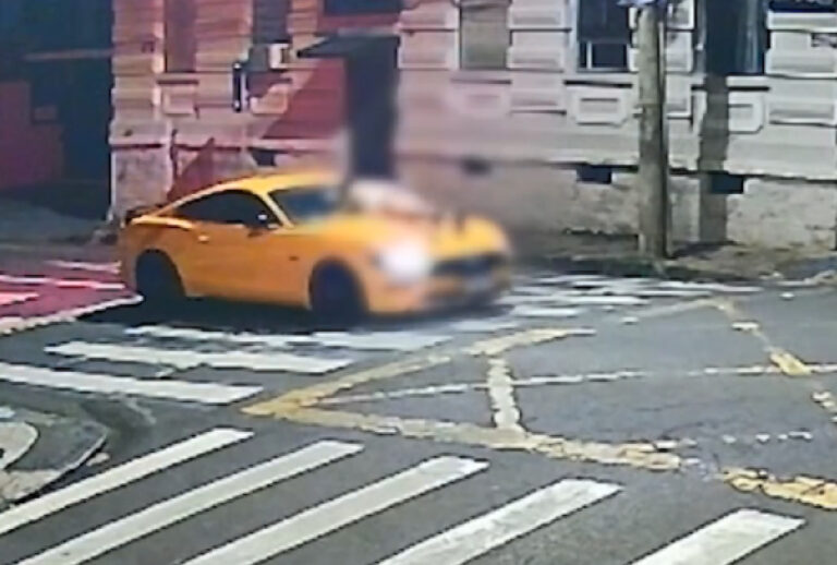 Motorista transporta mulher no capô do carro por três quadras em ato de violência no trânsito