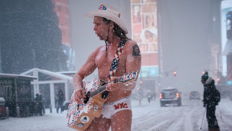 Naked Cowboy desafia nevasca histórica de Nova York de sunga