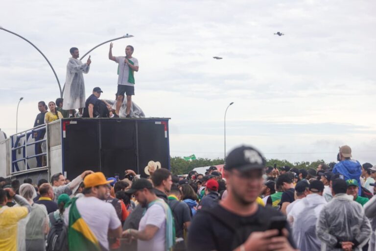 Nikolas Ferreira encerra caminhada com oração e críticas a Alcolumbre