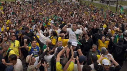 Caminhada de Nikolas Ferreira chega ao Distrito Federal com colete à prova de balas