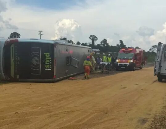 Acidente na BR-277 deixa cinco feridos após colisão entre ônibus e carreta
